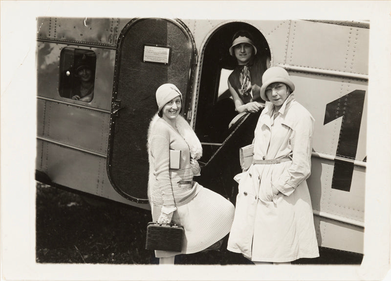 Photo Walter Mittelholzer-Danseuses du "Variété Mascotte" devant le Dornier Merkur