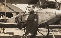 Lt. Walter Mittelholzer devant un avion Häfeli D.H. 3