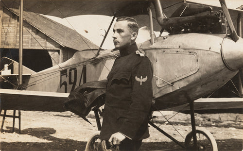 Lt. Walter Mittelholzer devant un avion Häfeli D.H. 3
