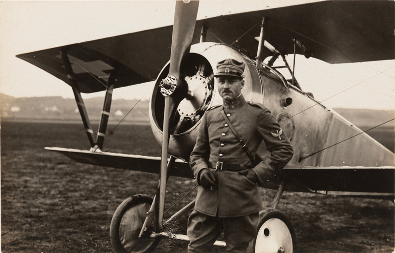 Oskar Bider (1891 - 1919) devant l'avion Nieuport 23 C1, Dübendorf, Suisse
