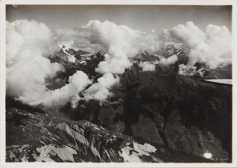 Walter Mittelholzer Leukerbad, Balmhorn, Lötschental mit Wolken aus 4000 m, Suisse