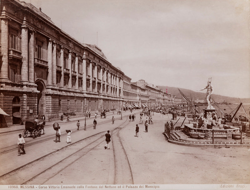 Messine, Corso Vittorio Emanuele avec la fontaine de Neptune et l'hôtel de ville, Italie